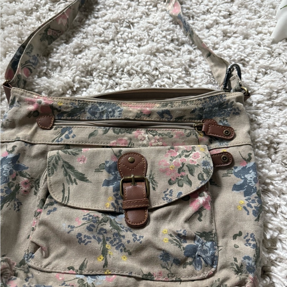 Cute vintage floral crossbody bag with adjustable straps and buckle closure bag - Picture 2 of 4